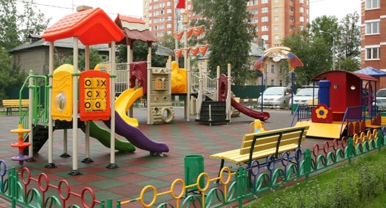 obnovlenie standartov dlya detskikh ploschadok
